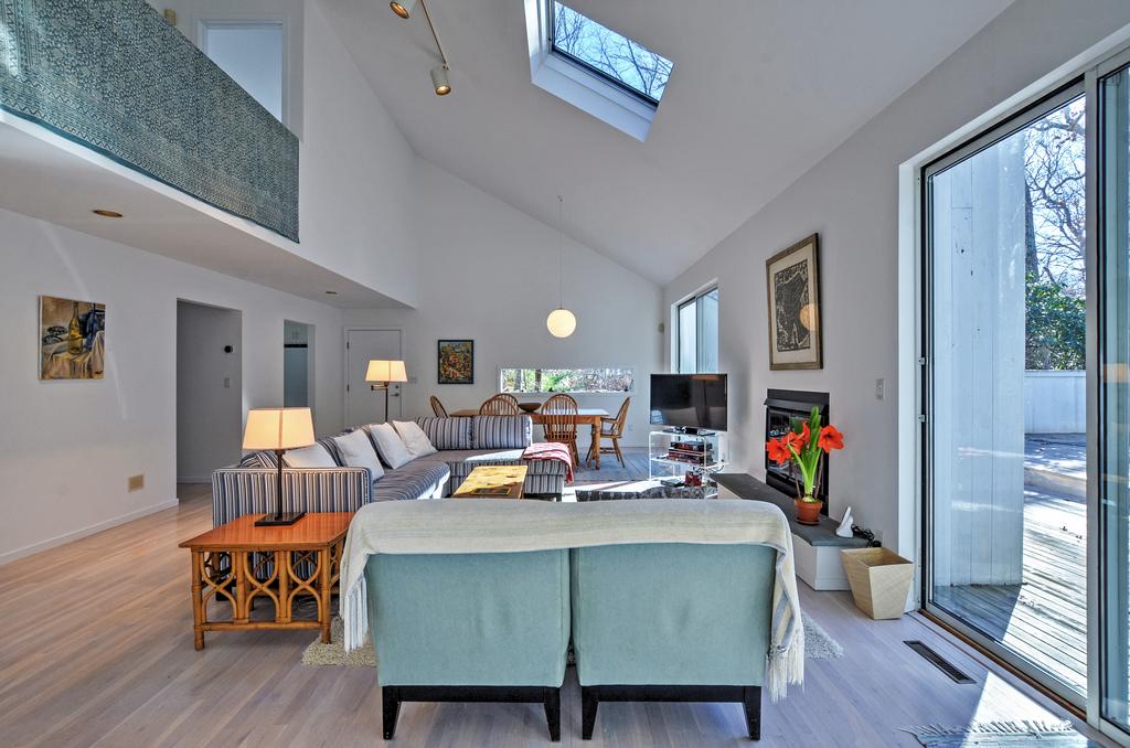 Contemporary Hampton Home W/Heated Pool + Fire Pit - thumb 3