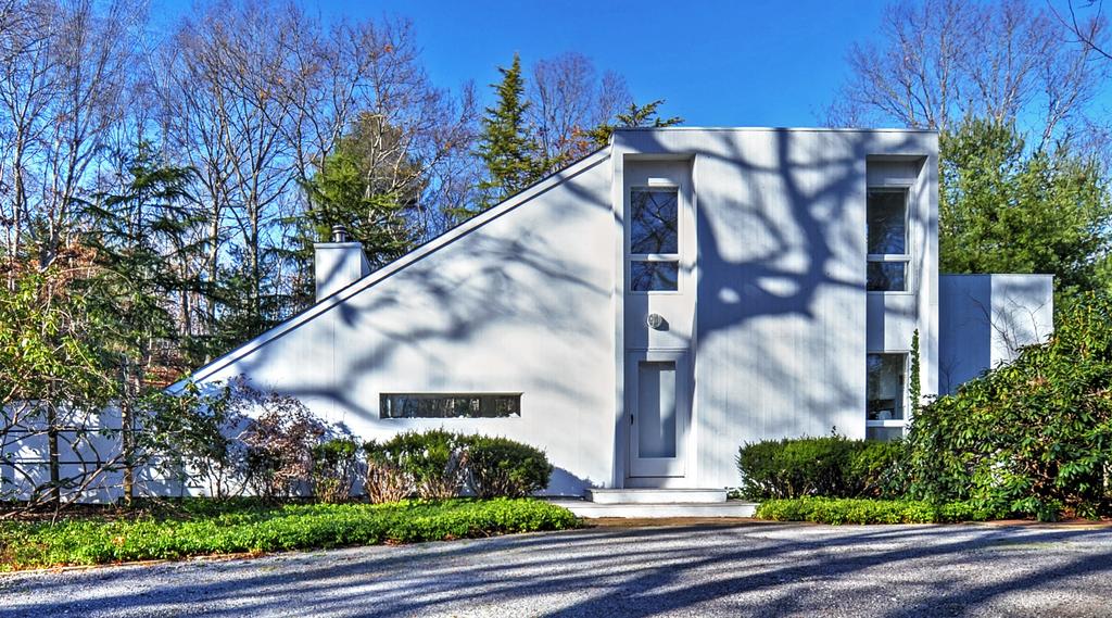 Contemporary Hampton Home W/Heated Pool + Fire Pit - thumb 2