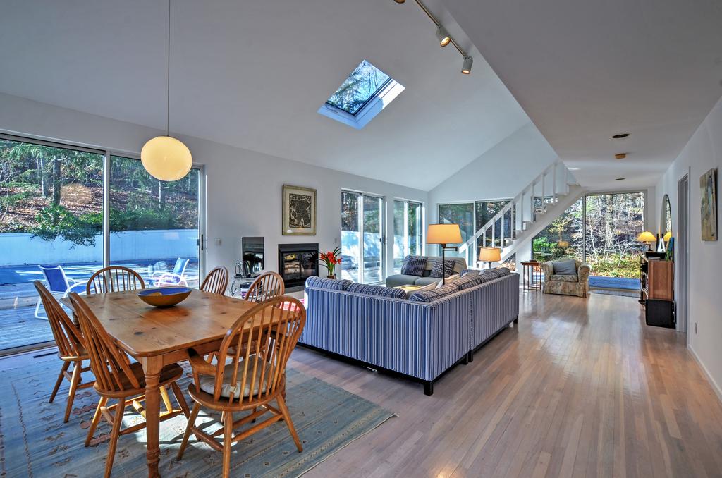 Contemporary Hampton Home W/Heated Pool + Fire Pit - thumb 0