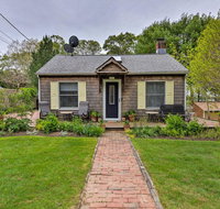 Cute East Hampton Cottage with Patio - Walk to Beach - Accommodation Missouri