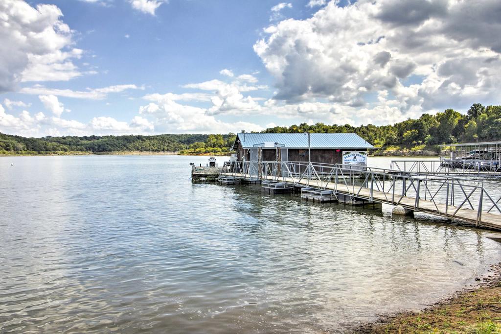 Family Getaway With Deck & Boat Slip, Walk To Lake! - thumb 2