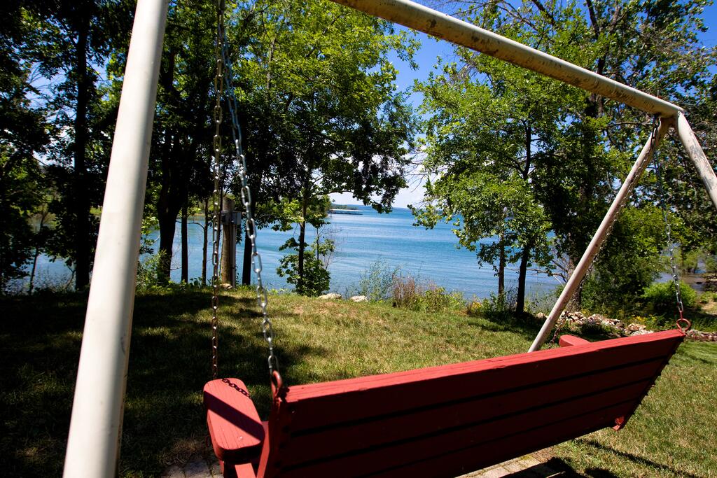 Lakeside Landing- Two Bedroom Lakefront Suite - thumb 2