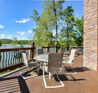 Luxury Lakefront Chalet Resort 2 Pools FREE Amenities Dock Kayaks Waterslide - Accommodation Missouri