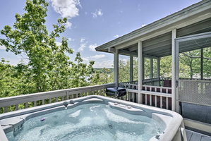 Resort Home With Hot Tub On Lake Of The Ozarks!