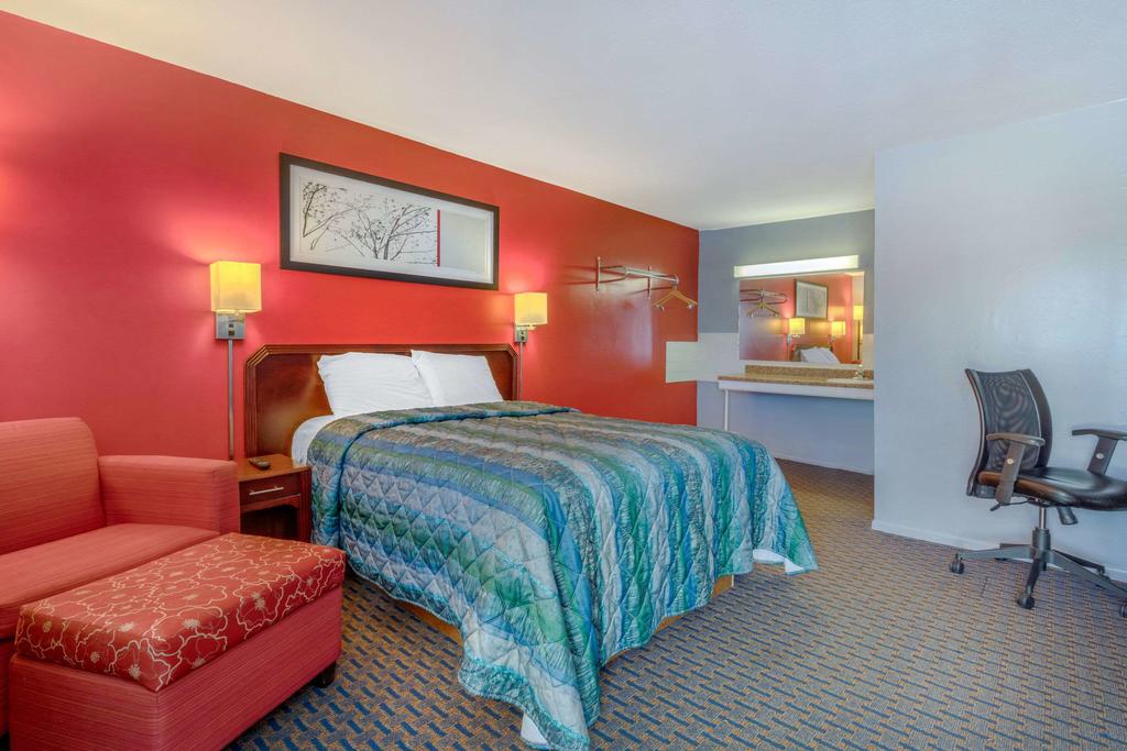 Rodeway Inn - thumb 1