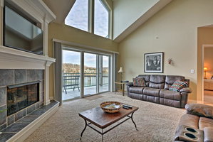 Waterfront Condo On Lake Of The Ozarks With 2 Pools!