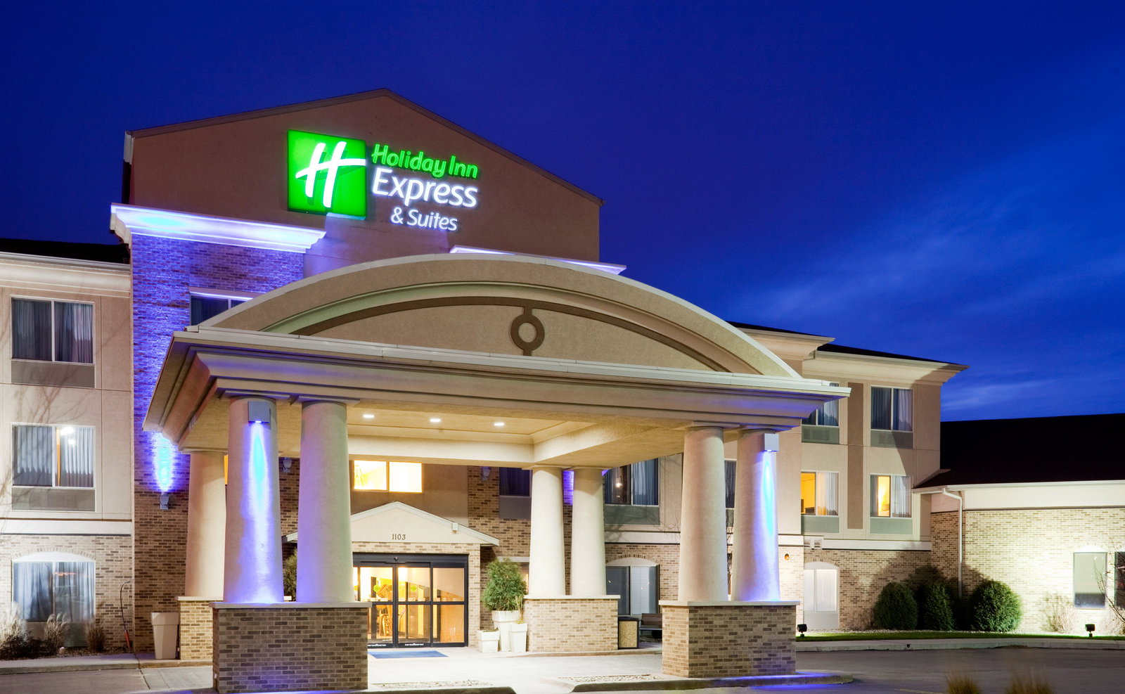 Holiday Inn Express Hotel & Suites - thumb 0