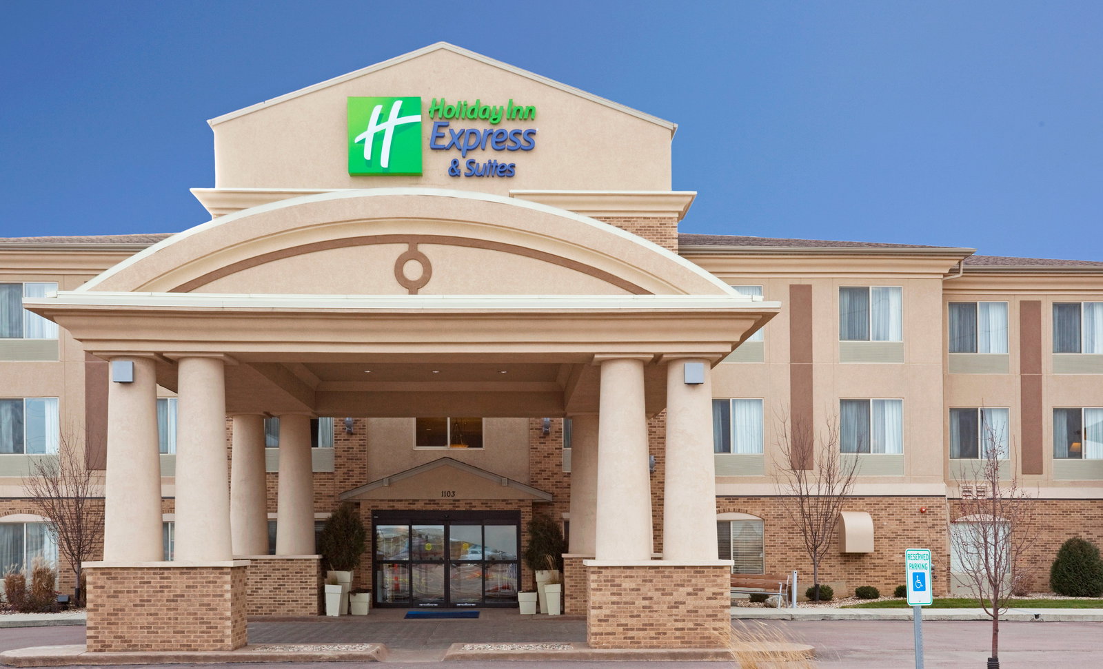 Holiday Inn Express Hotel & Suites - thumb 1