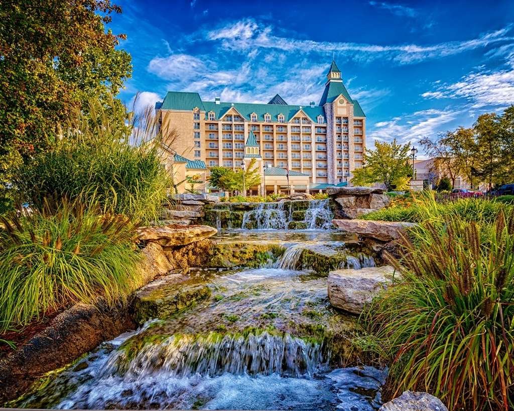 Chateau On The Lake Resort & Spa