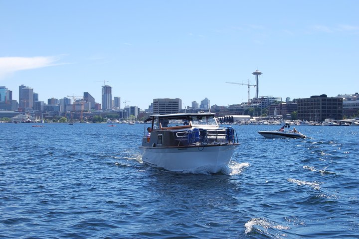 One-Hour Private Seattle Sightseeing Cocktail Cruise